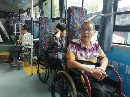 杭州首條助行專線周六開通 殘疾人免費乘車，后門配車載輪椅導板，車內可停放多輛輪椅